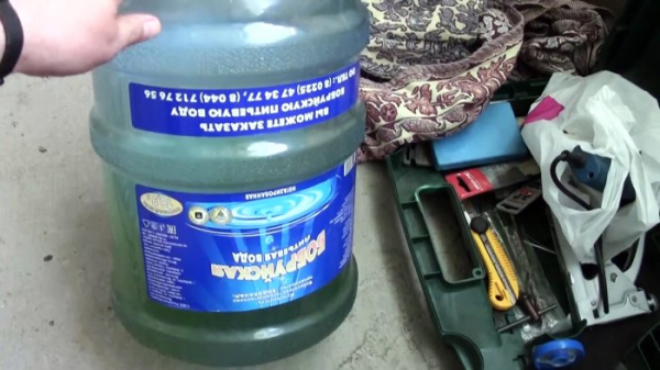 Как просто отмыть 20 литровую бутыль от грязищи и зелени