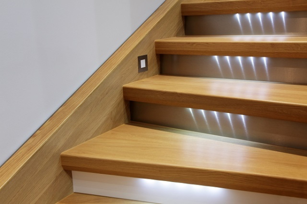 Подсветка лестницы: варианты подсветки на ступенях с датчиком движения