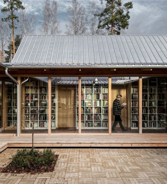 Уникальный дизайн дома с большой библиотекой-галереей