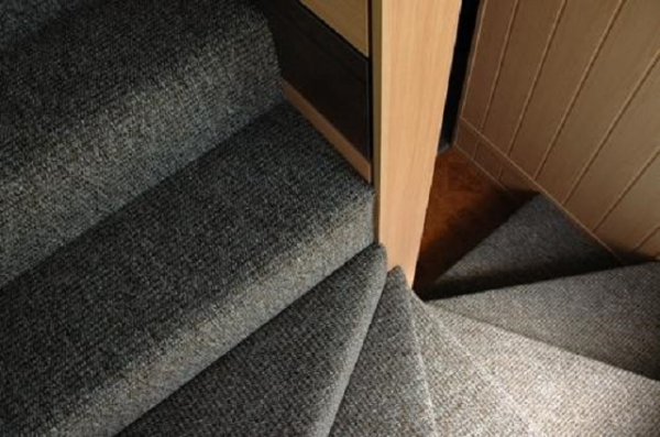 Накладки на ступени лестницы из ковролина: особенности выбора
