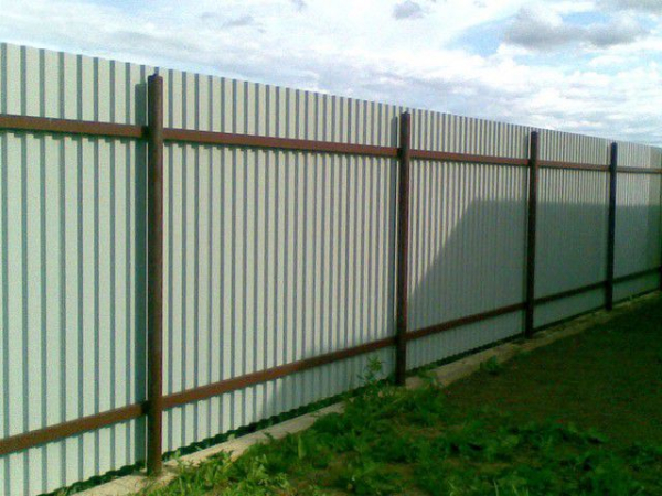 Как построить забор из профлиста своими руками: пошаговая инструкция и важные нюансы