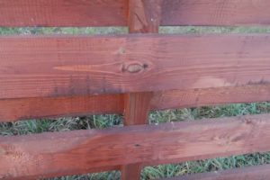 Деревянный забор на металлических столбах своими руками: пошаговая инструкция + фото