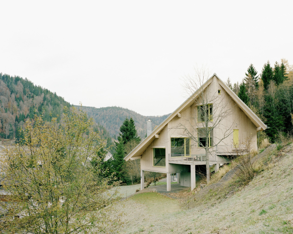 Экологичный деревянный дом с многоуровневым интерьером