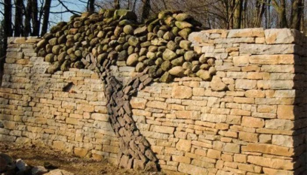 Забор из камня своими руками: пошаговый процесс с пояснениями