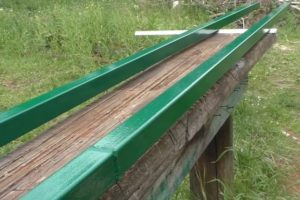 Деревянный забор на металлических столбах своими руками: пошаговая инструкция + фото
