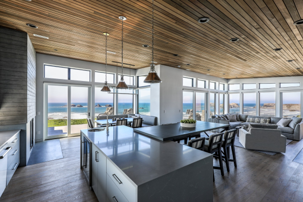 Пляжный дом с ярким динамичным дизайном