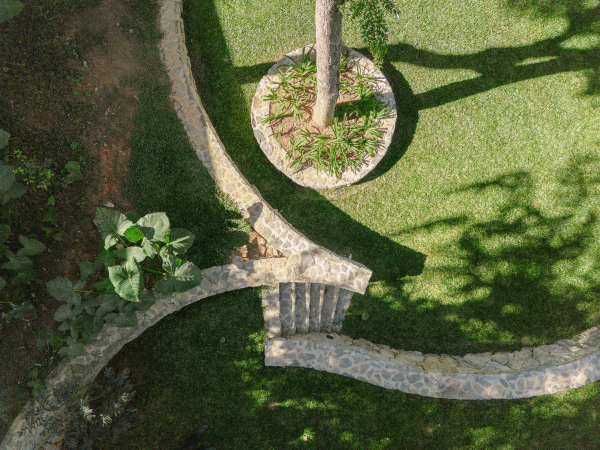 Линейный дом с круглыми садовыми террасами