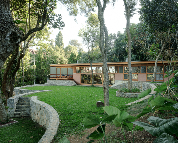 Линейный дом с круглыми садовыми террасами