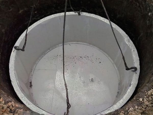 
			Бассейн из бетонного кольца		