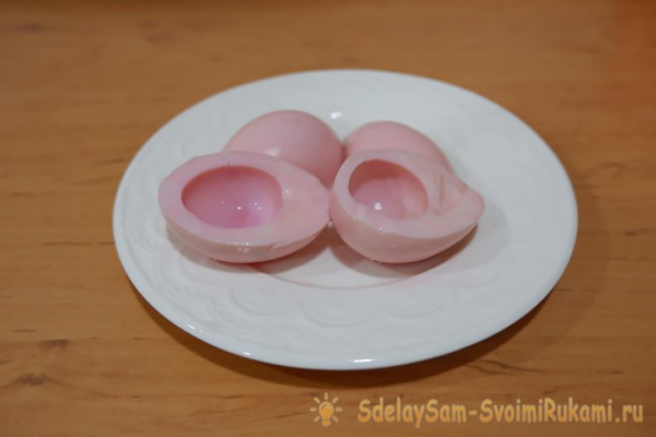 Розовые фаршированные яйца